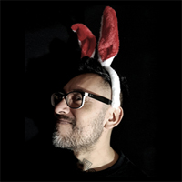 Mario Aguilar con orejas de conejo
